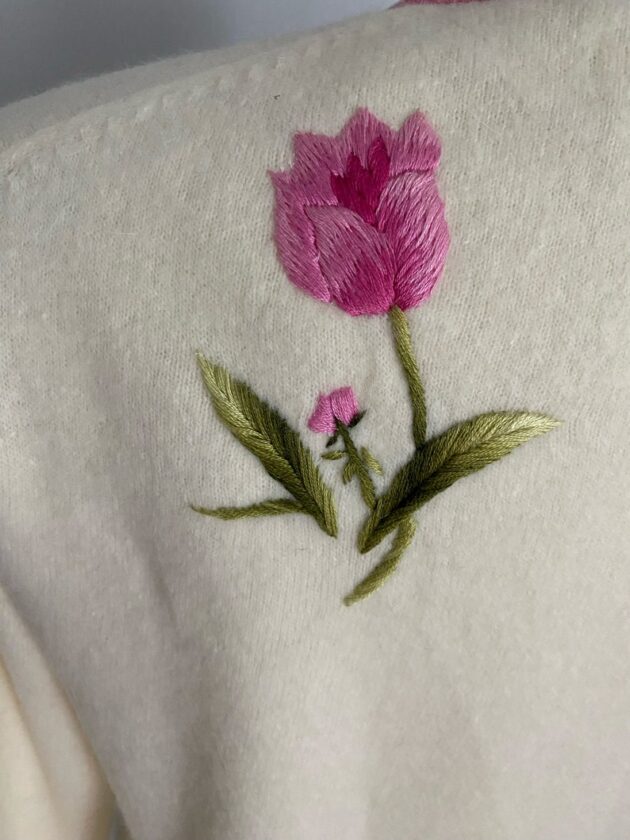 Beautiful Vintage 1950’s 1960’s Hand Embroidered flowers tulips cardigan - Image 3