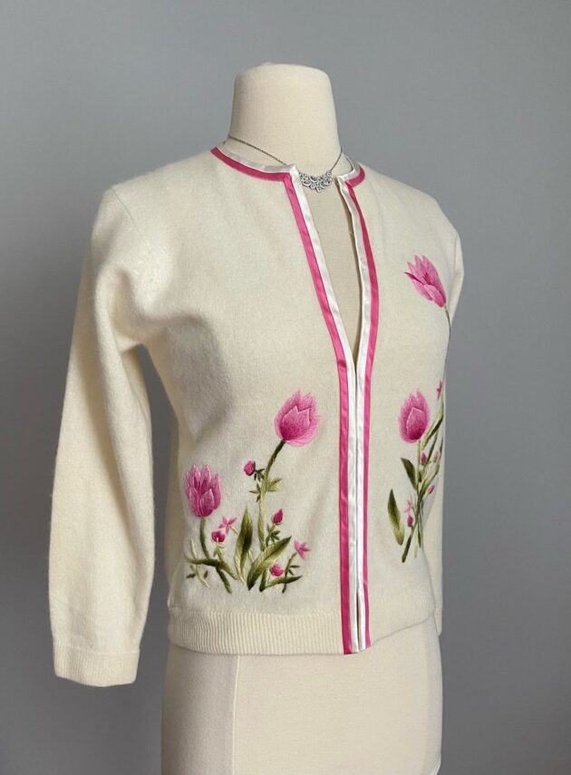 Beautiful Vintage 1950’s 1960’s Hand Embroidered flowers tulips cardigan - Image 8