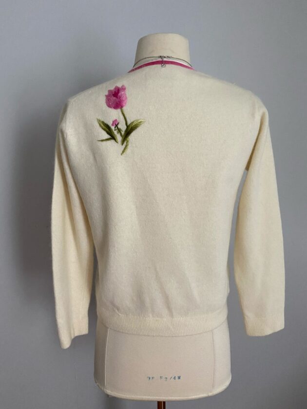 Beautiful Vintage 1950’s 1960’s Hand Embroidered flowers tulips cardigan - Image 4